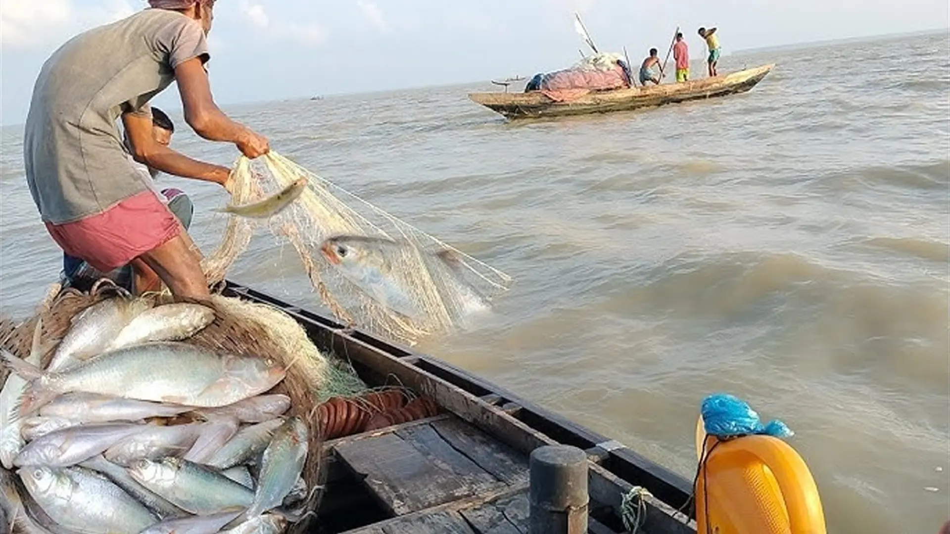 নিষেধাজ্ঞা শেষে আজ নদীতে নামছেন জেলেরা
